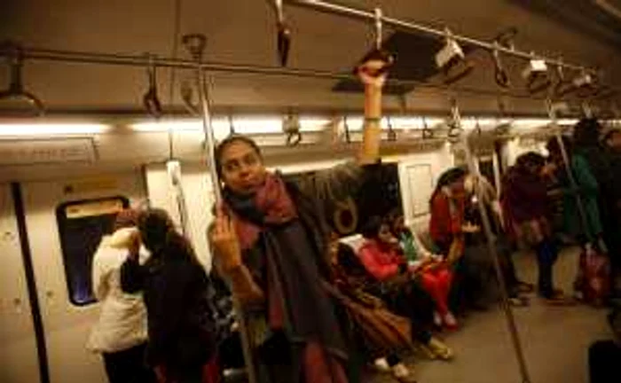 Compartimentul pentru femei din metroul din India.                                               FOTO Reuters