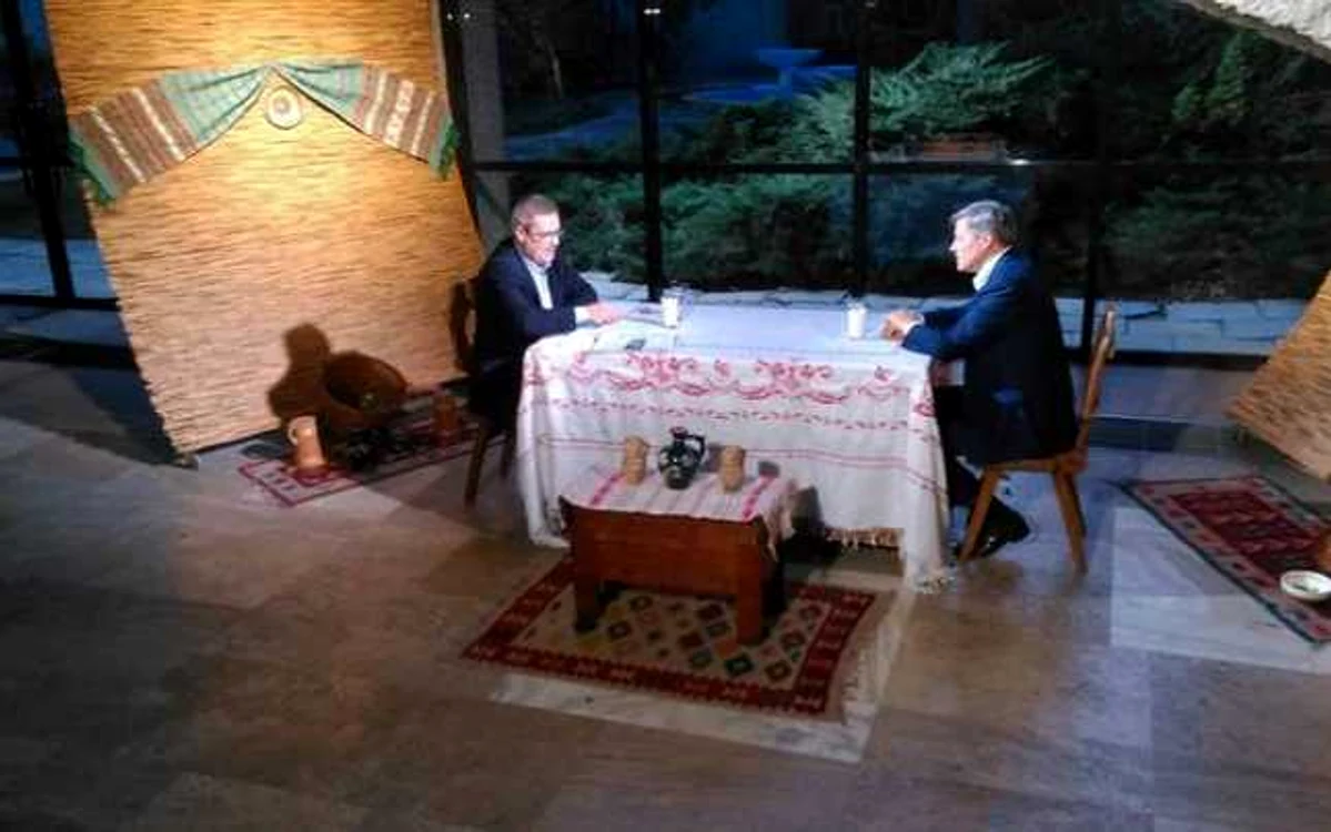Gabriel Gherghescu, realizatorul emisiunii Viaţa Satului, alături de premierul Dacian Cioloş FOTO TVR