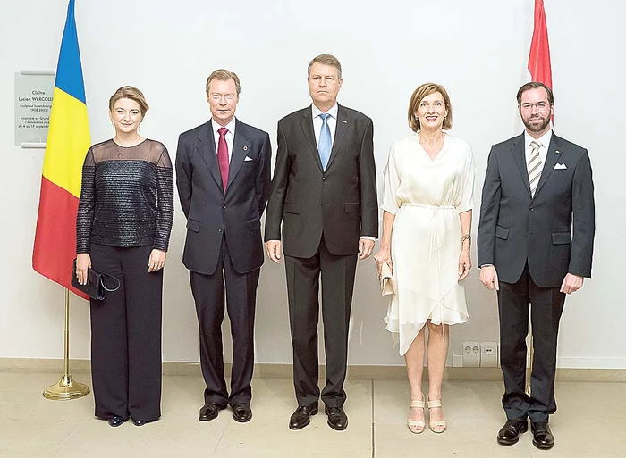 La recepţia de la finalul vizitei, a purtat o rochie din mătase