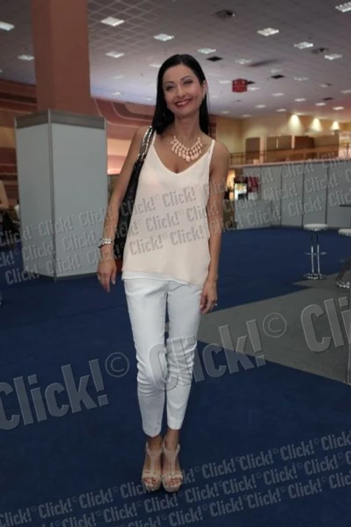 
    UIte ce slabă e Gabriela Cristea!  