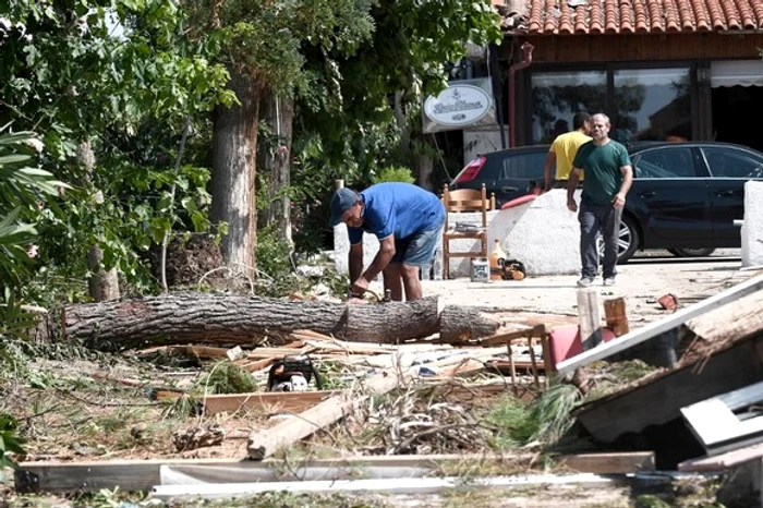 
    Ce a povestit românul care şi-a pierdut copilul şi soţia în furtuna din Halkidiki   Citeste mai mult: adev.ro/pukkqoFoto AFP  