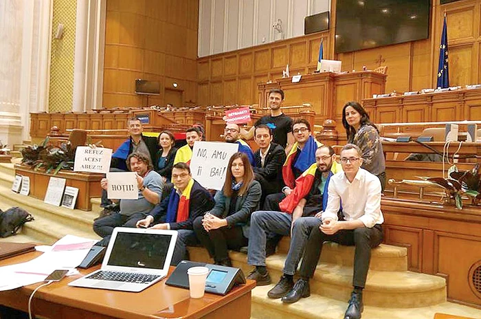 Reprezentanții USR au dormit în Parlament în semn de  revoltă la adresa ”reformei”  justiției marca PSD