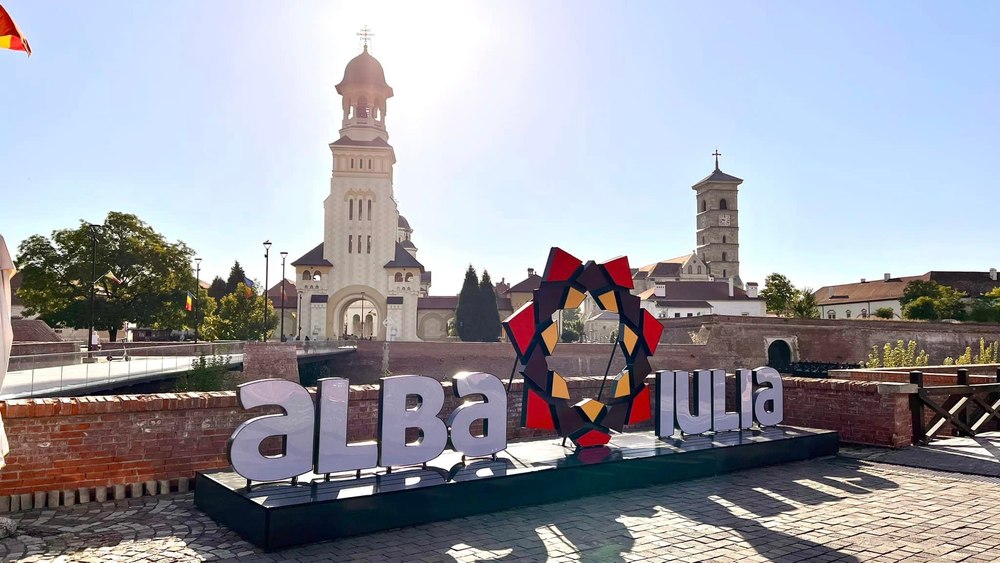 Panou de mari dimensiuni cu logo-ul municipiului Alba Iulia, amplasat pentru turiști în Cetatea Alba Carolina