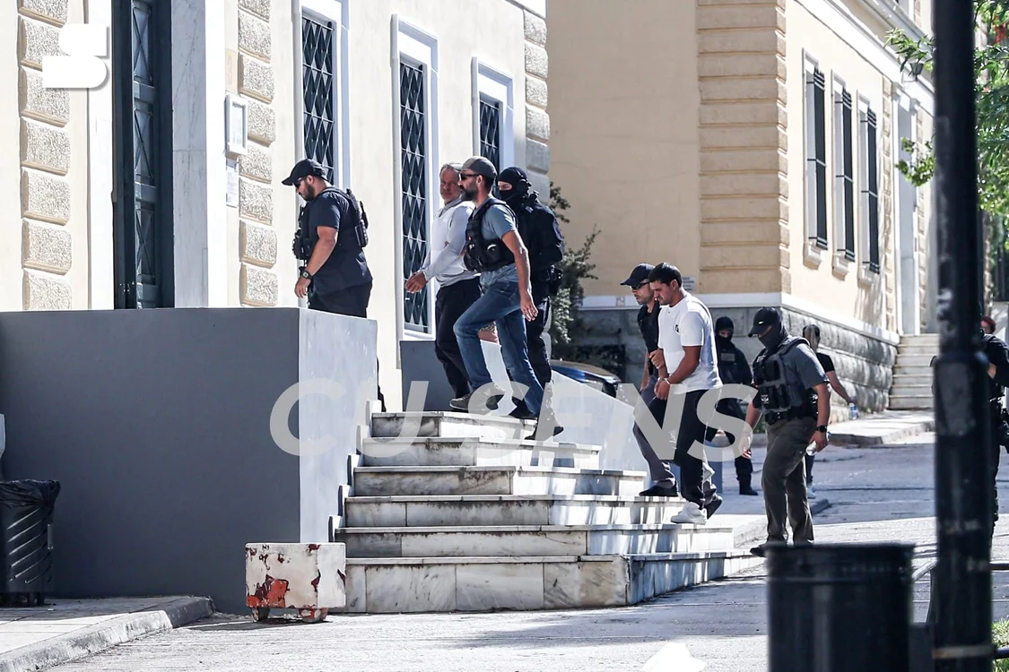 Vladimir Plahotniuc și Constantin Țuțu au fost escortați de polițiștii greci. FOTO: CU SENS