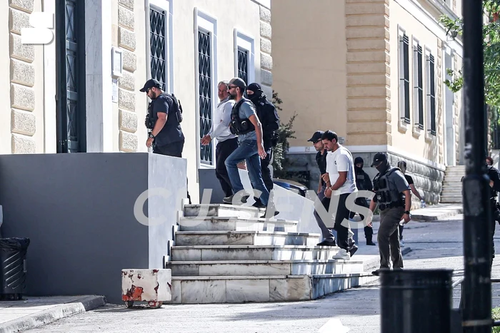 Vladimir Plahotniuc și Constantin Țuțu au fost escortați de polițiștii greci. FOTO: CU SENS