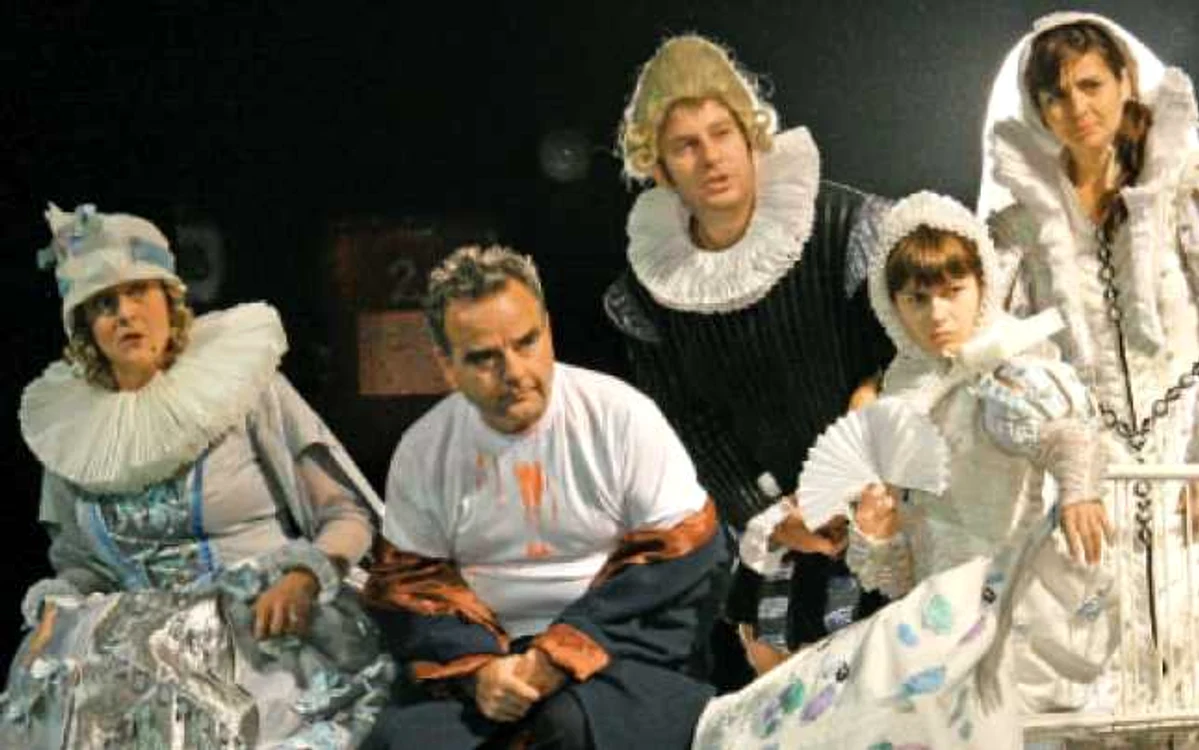 „Pyramus & Thisbe 4 You“, după Willliam Shakespeare, în regia lui Alexandru Dabjija, este programat, în festival, la 1 noiembrie, la Teatrul Odeon din Bucureşti
