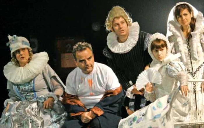 „Pyramus & Thisbe 4 You“, după Willliam Shakespeare, în regia lui Alexandru Dabjija, este programat, în festival, la 1 noiembrie, la Teatrul Odeon din Bucureşti