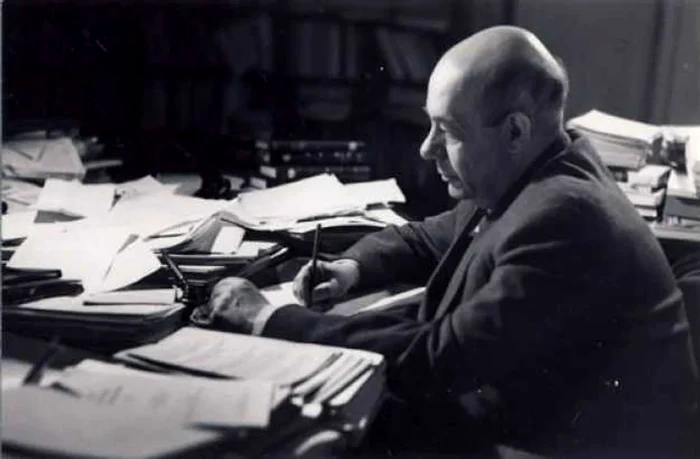 Profesorul Moisil, la masa lui de lucru FOTO: uaic.ro
