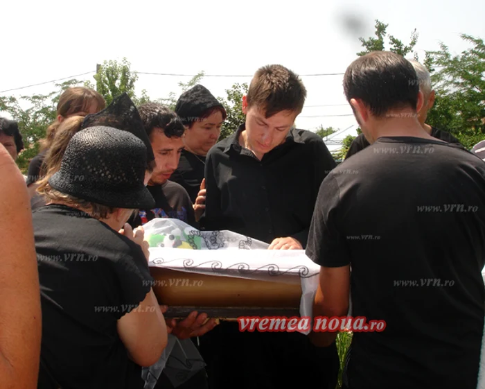 Rudele copilului nu s-au dezlipit de sicriu (foto: vremeanoua.ro)