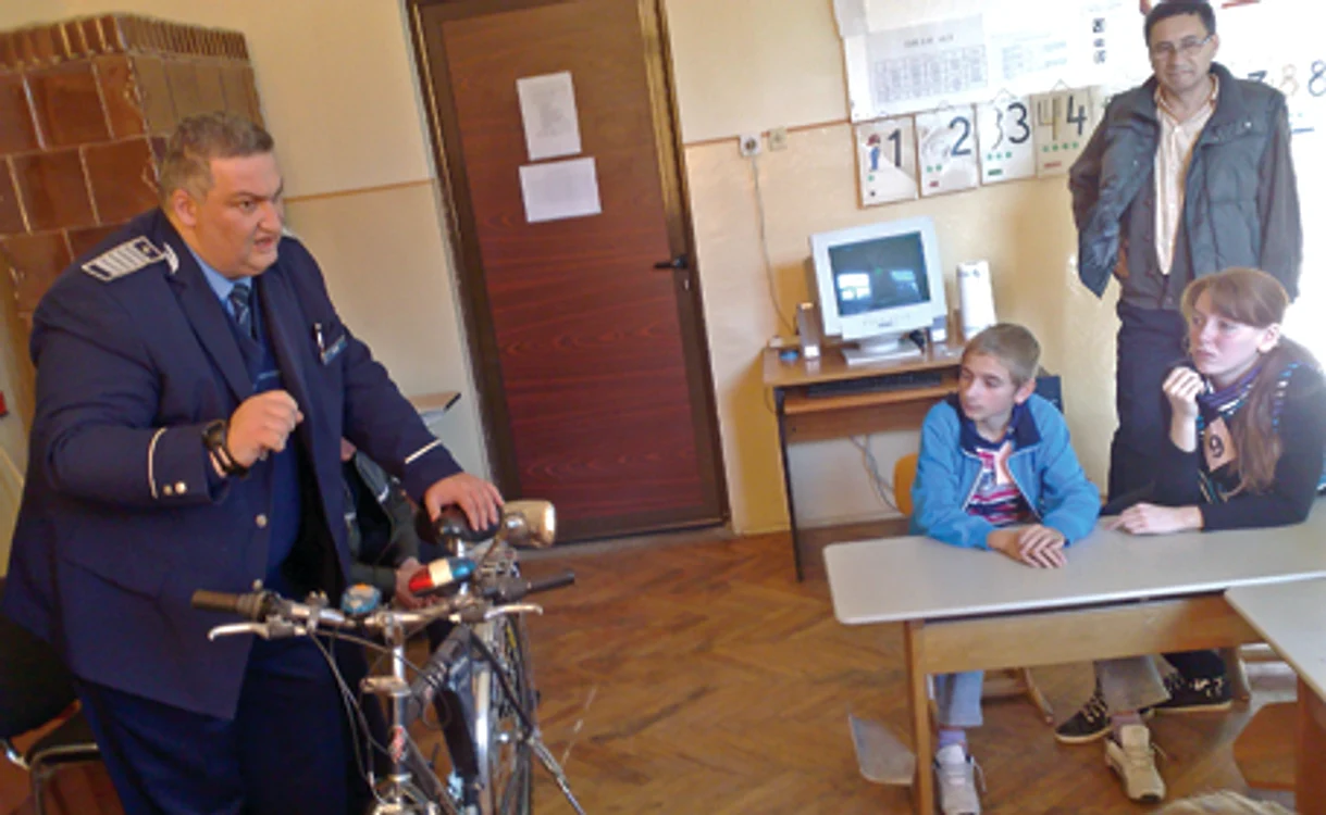 Marcel Pleş, şeful de post de la Şag, le-a vorbit elevilor despre importanţa mersului corect cu bicicleta