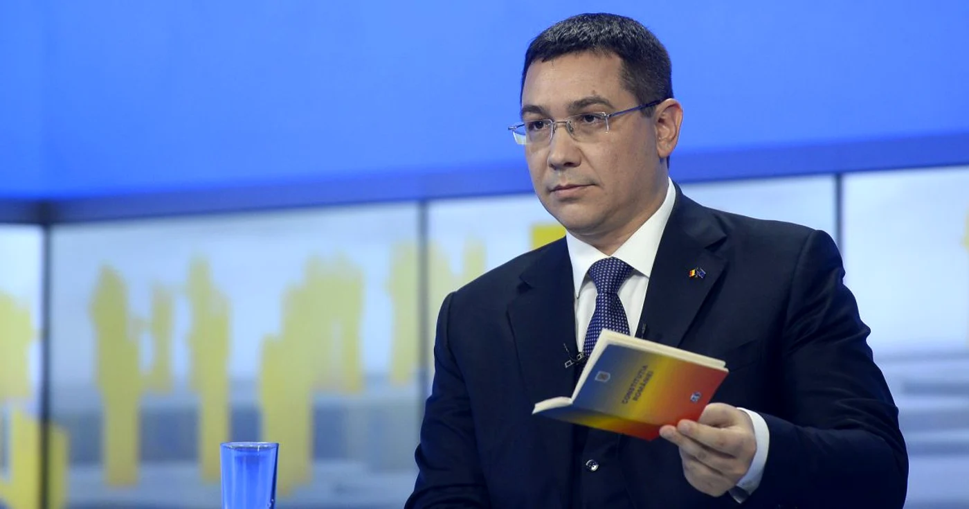 Victor Ponta arata Constitutia Romaniei la Realitatea FOTO Mediafax 