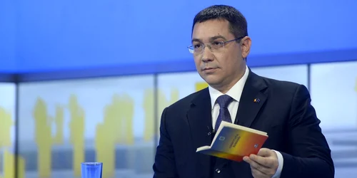 Victor Ponta arata Constitutia Romaniei la Realitatea FOTO Mediafax 