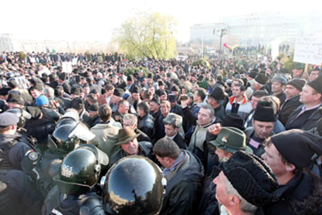 
    Peste 3.000 de ciobani au protestat marţi în faţa Palatului ParlamentuluiFoto: Sever Gheorghe  