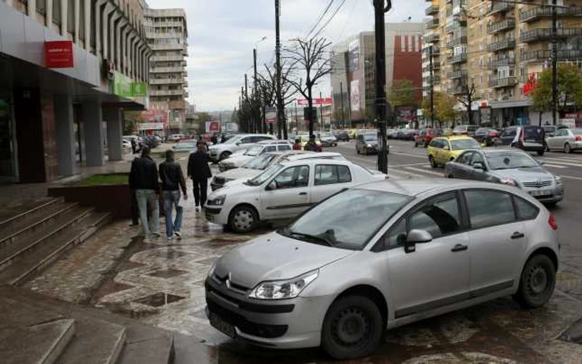 Pietonii fac slalom printre maşini