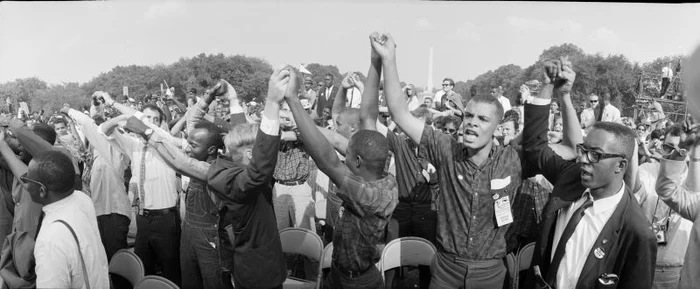 Stop-cadru în mulţimea adunată în faţa Lincoln Memorial la 28 august 1963,  cu prilejul „Marşului spre Washington pentru locuri de muncă şi pentru libertate”; evenimentul a rămas în istorie prin discursul impresionant al lui Martin Luther King Jr.