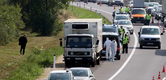 Camionul în care au fost găsiţi cei aproximativ 50 de imigranţi morţi FOTO AP