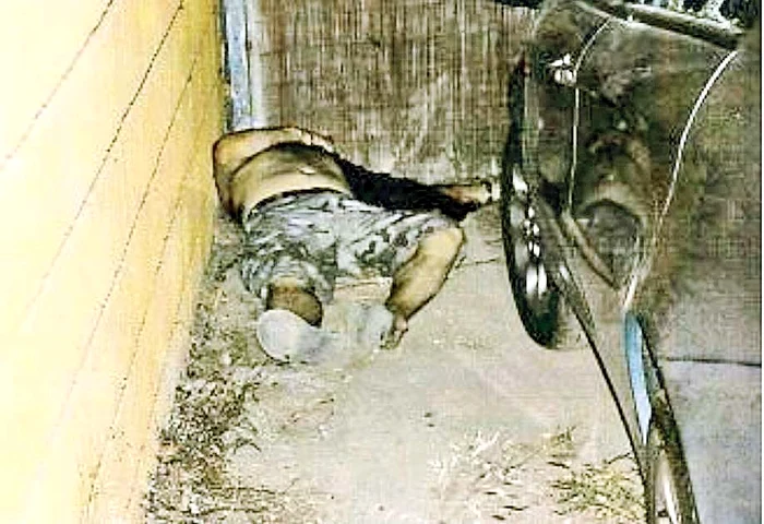 Cadavrul a fost  găsit într-o poziţie  ce arăta că nu fugea  de un urmăritor