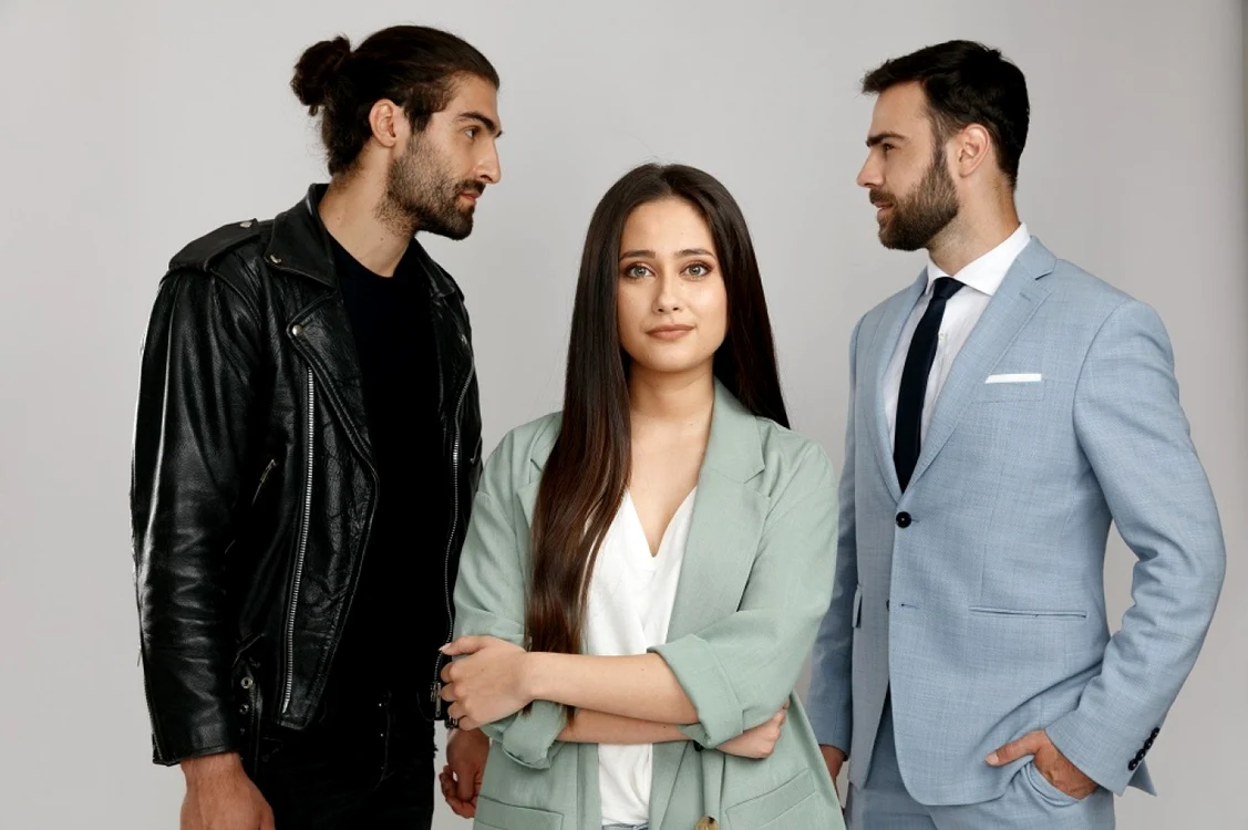 Daniel Nuţă, Oana Cârmaciu şi Deni Hanganu sunt proaspăt absolvenţi de UNATC FOTO Antena 1