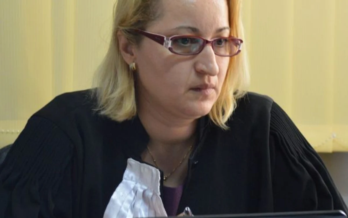 Tânăra violată de 7 bărbaţi nu trebuia să apară la tv. Aşa consideră Mioara Donosă, avocata fetei