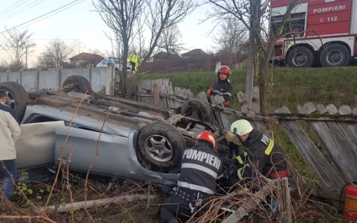 Autoturismul s-a răsturnat în afara părţii carosabile FOTO ISU Mehedinţi