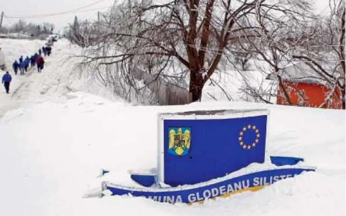 BUZĂU.  Autorităţile au „despicat“ marea de zăpadă  Foto: Reuters