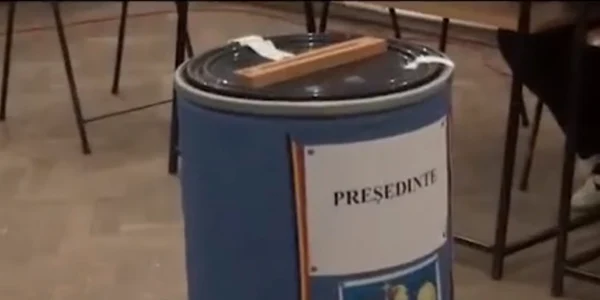 Butoiul - urnă din metalo - carton de la secţiile de vot din Mădulari - Vâlcea Foto captură video