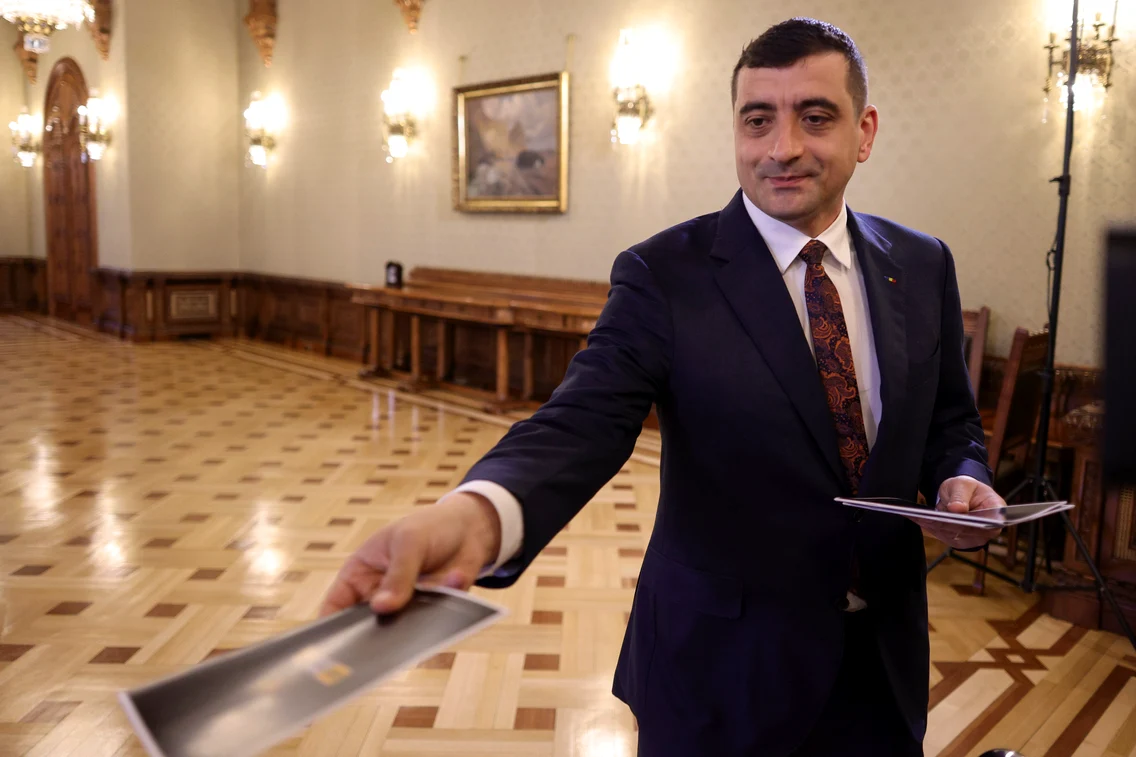 Simion a vrut să îi înmâneze un pliant lui Nicușor Dan. FOTO: INQUAM Photos/Octav Ganea