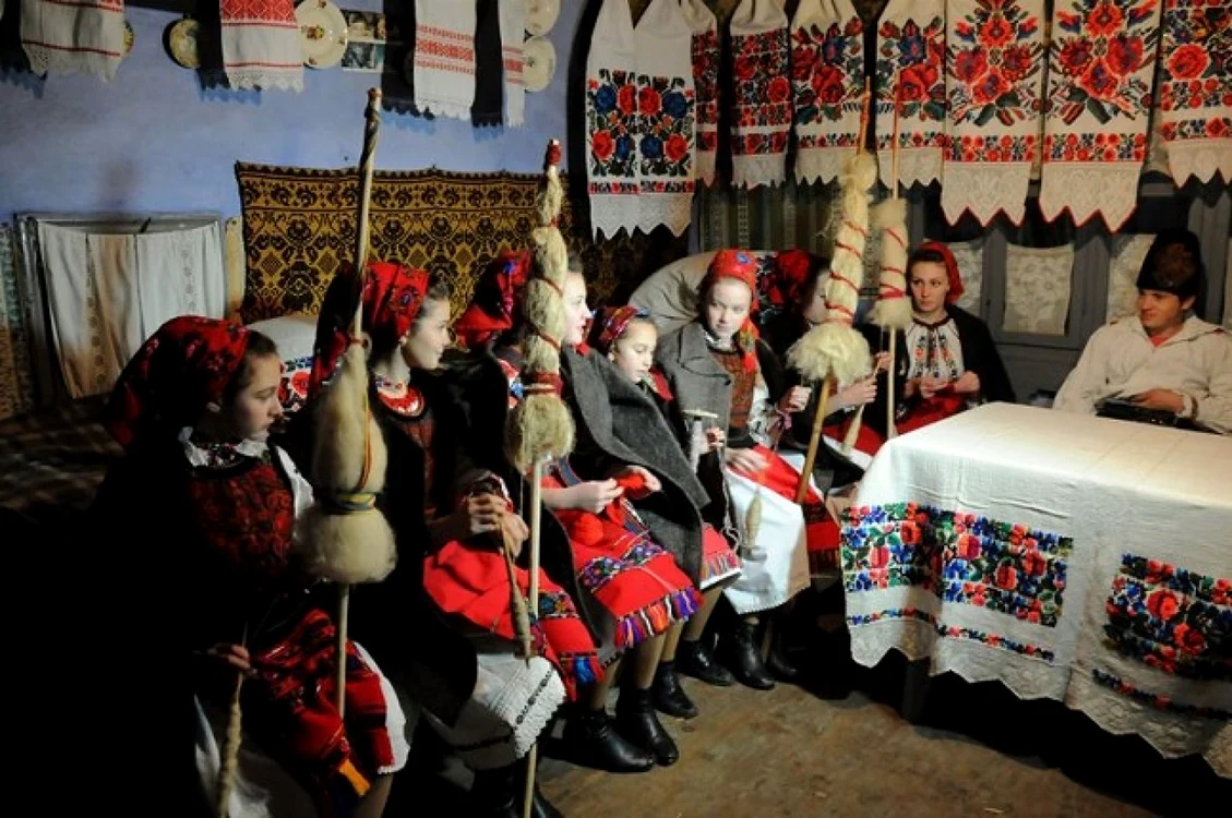 Fetele în șezătoare FOTO Felician Săteanu
