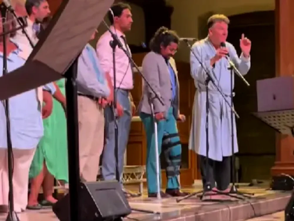 Episcopul le-a cerut oamenilor să plece din biserică FOTO Captură video