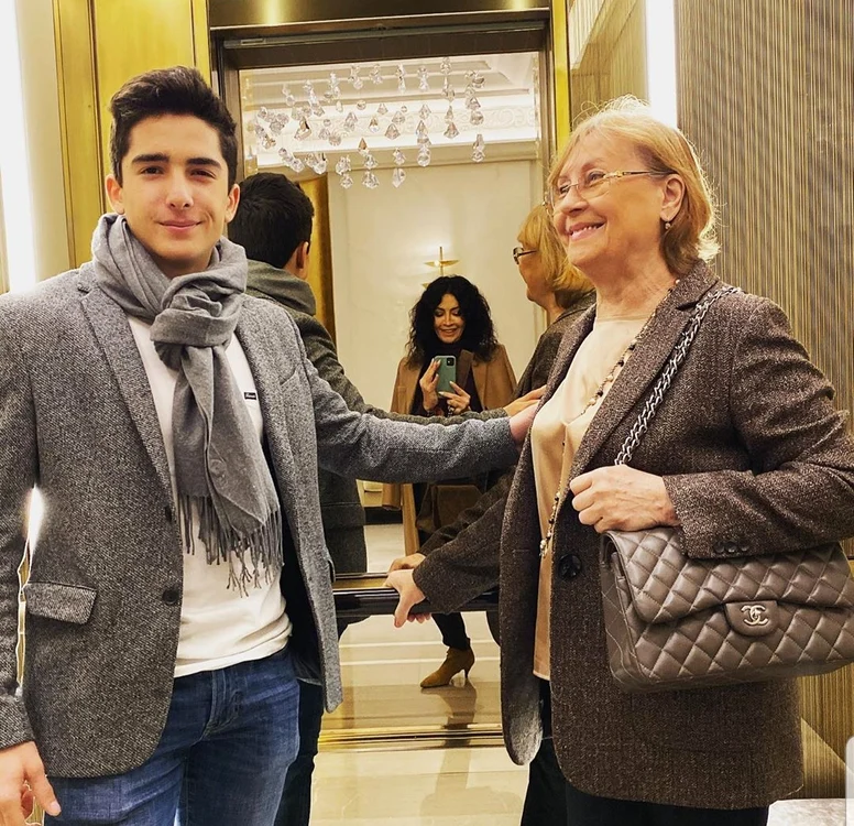 Ayan, alături de bunica din partea mamei. În fundal se vede, fericită, și Mihaela Rădulescu