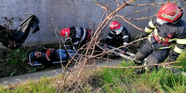 Un bărbat şi-a rupt piciorul după ce a căzut într-un canal de doi metri - salvat de pompieri Foto Adevărul