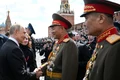 Vladimir Putin a dat mâna cu generalii nord coreeni prezenți la parada militară FOTO EPA EFE jpg