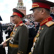 Vladimir Putin a dat mâna cu generalii nord coreeni prezenți la parada militară FOTO EPA EFE jpg