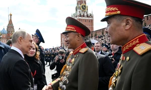 Vladimir Putin a dat mâna cu generalii nord coreeni prezenți la parada militară FOTO EPA EFE jpg