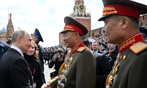 Vladimir Putin a dat mâna cu generalii nord coreeni prezenți la parada militară FOTO EPA EFE jpg