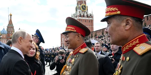 Vladimir Putin a dat mâna cu generalii nord coreeni prezenți la parada militară FOTO EPA EFE jpg