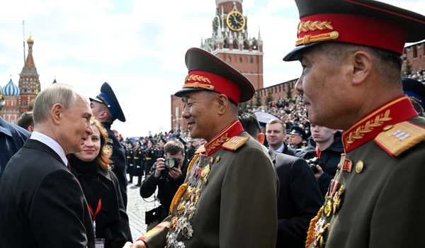 Vladimir Putin a dat mâna cu generalii nord coreeni prezenți la parada militară FOTO EPA EFE jpg