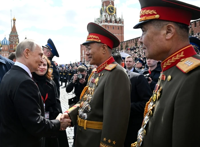 Vladimir Putin a dat mâna cu generalii nord-coreeni prezenți la parada militară FOTO EPA-EFE