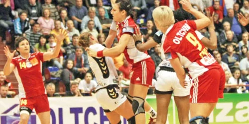 Cristina Neagu (la minge) a ameninţat în permanenţă poarta adversă Foto: Laurenţiu Nica