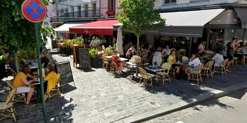 O femeie a intrat cu maşina într-o terasă aglomerată în Franţa Foto via News.ro