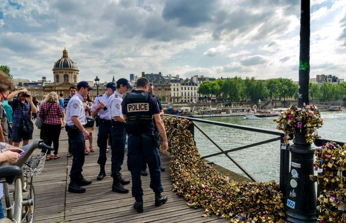 2,4 metri din grilajul balustradei s-a prăbuşit din cauza greutăţii FOTO AFP