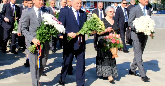 Premierul Iurie Leancă, preşedintele Nicolae Timofti, preşedinta asociaţiei deportaţilor Valentina Sturza şi şeful Legislativului Igor Corman. FOTO Gov.md