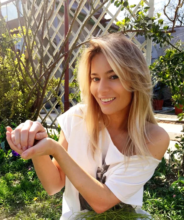 Laura Cosoi, talentată la pictat şi la... tricotat