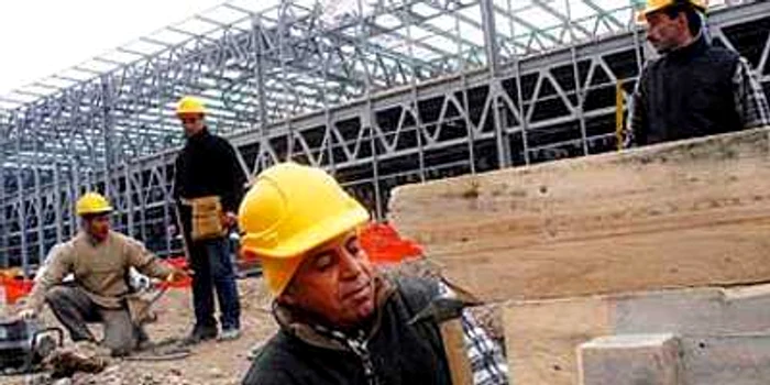 PE recomandă ţărilor UE să anuleze restricţiile impuse muncitorilor din România 