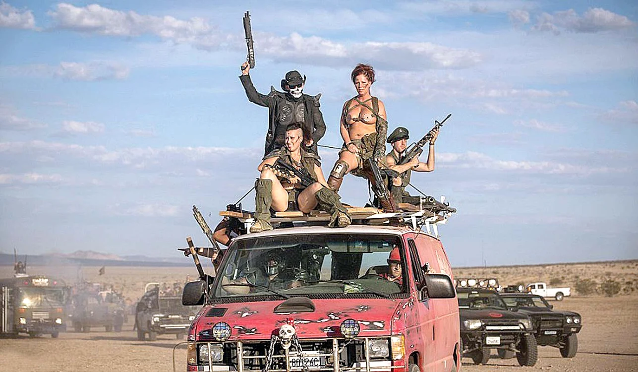 
    Maşinile inspirate din filmul Mad Max  