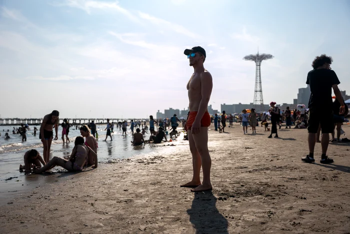 Locuitorii orașului New York încearcă să se răcorească în mare. foto: Getty Images