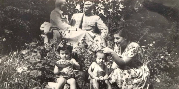 Şi după moartea dictatorului, anecdotele despre Iosif Stalin sau chiar glumele pe seama monumentului acestuia te costau libertatea
