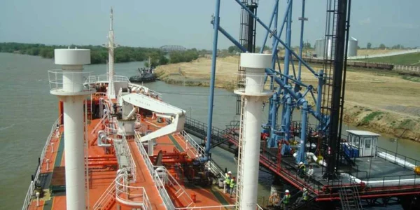 Prin terminalul petrolier se importă circa 10% din combustibil