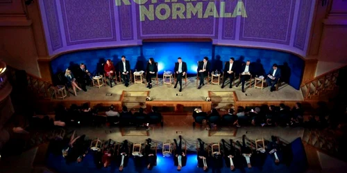 Preşedintele în exerciţiu al României Klaus Iohannis participă la o întâlnire cu jurnaliştii şi studenţii în cadrul unei dezbateri înainte de turul al doilea al alegerilor prezidenţiale din 24 noiembrie 2019 Bucureşti România. FOTO EPA-EFE