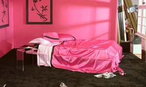 În urma filmărilor, în studiouri rămânea multă dezordine și obiecte de recuzită aruncate jpeg